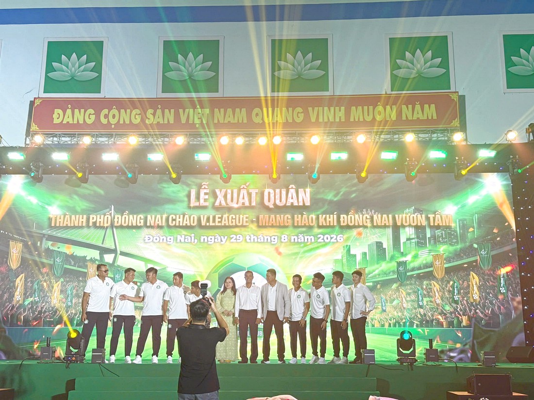 Chủ đề Lễ xuất quân Câu lạc bộ Trường Tươi Đồng Nai hiển thị trên màn hình LED.