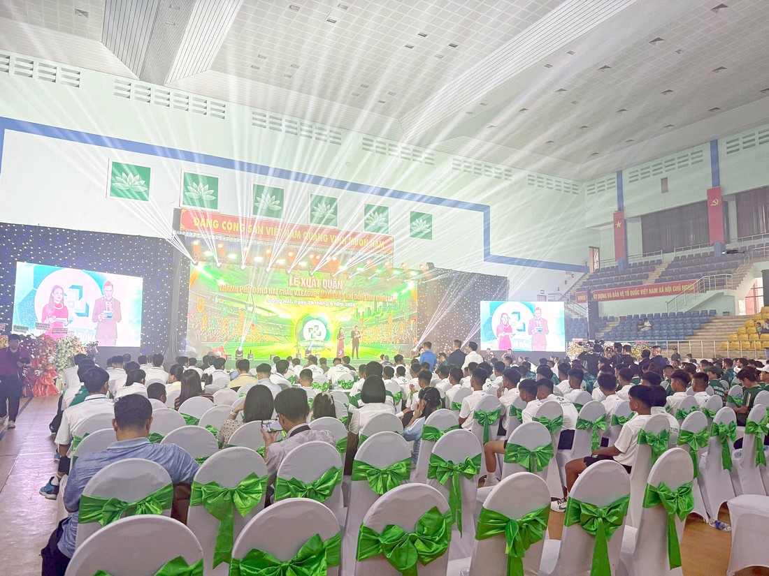 Hiệu ứng ánh sáng sân khấu trong không gian nhà thi đấu tại Lễ xuất quân