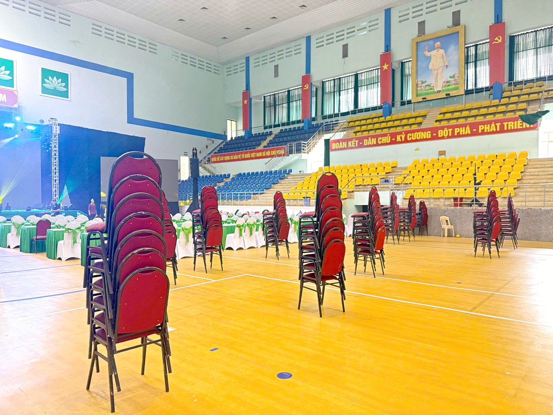 Không gian nhà thi đấu trong quá trình chuẩn bị bàn ghế cho sự kiện thể thao.
