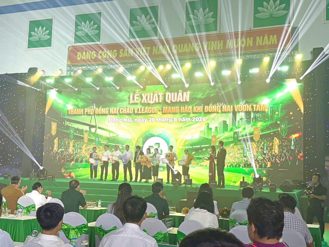 Nội dung chương trình Lễ xuất quân được điều hành trên sân khấu với hệ thống kỹ thuật đồng bộ.