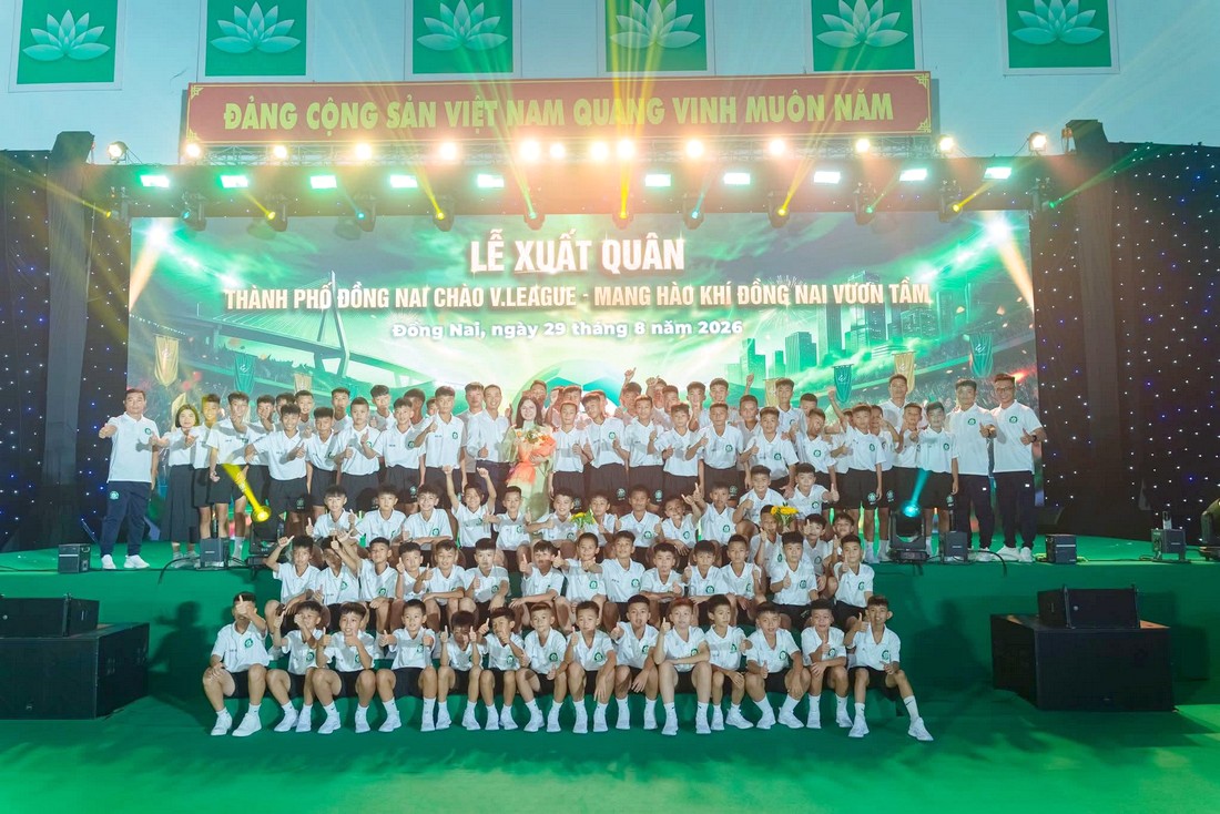 Tập thể cầu thủ và ban huấn luyện Câu lạc bộ Trường Tươi Đồng Nai trên sân khấu.