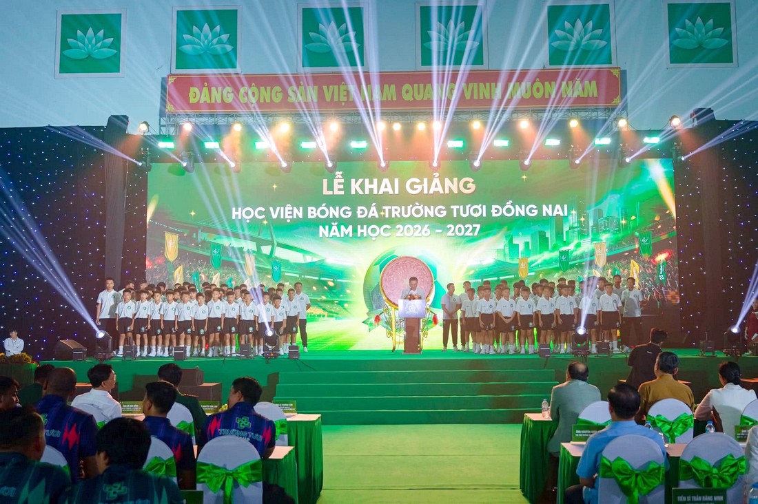 Toàn cảnh sân khấu và khu vực khách mời tại một sự kiện thể thao chuyên nghiệp.