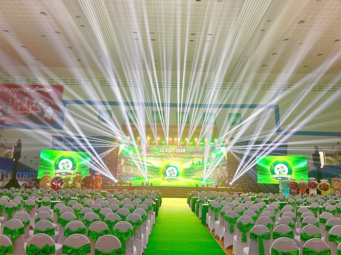 Màn hình LED và hệ thống đèn sân khấu trước sự kiện diễn ra
