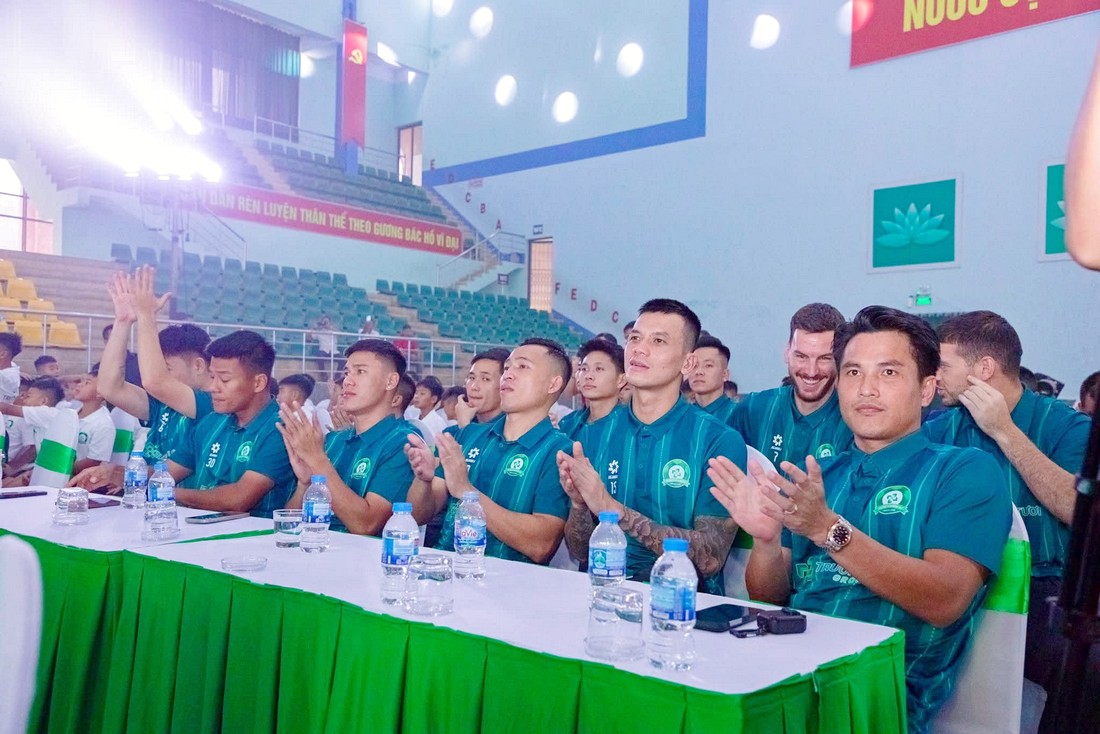 toàn cảnh sự kiện và sân khấu khách mời