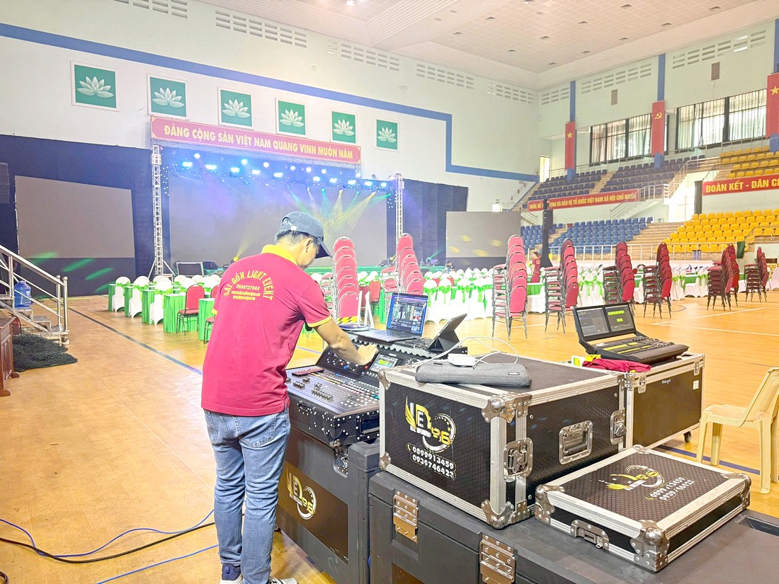 Kỹ thuật viên kiểm tra hệ thống âm thanh