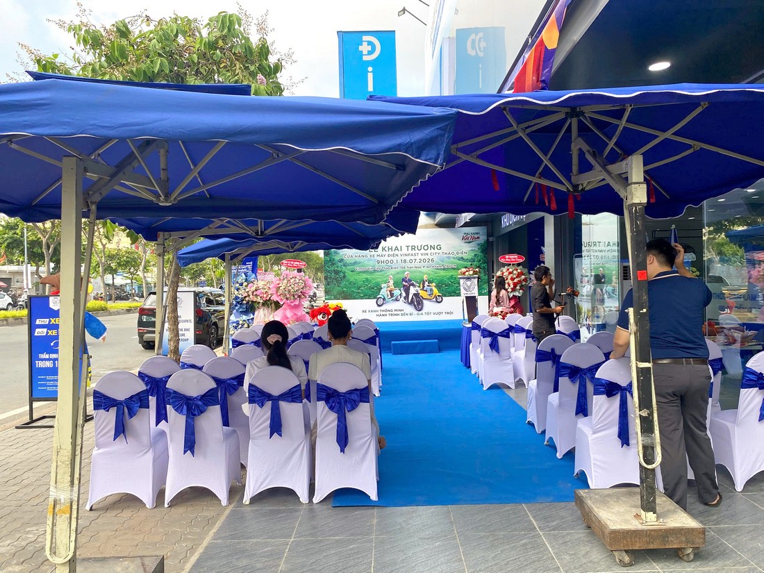 Bàn ghế khách mời tại lễ khai trương VinFast Vin City Thảo Điền