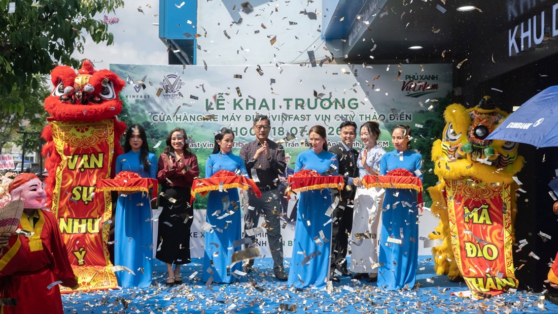 Cắt băng khai trương cửa hàng VinFast Vin City