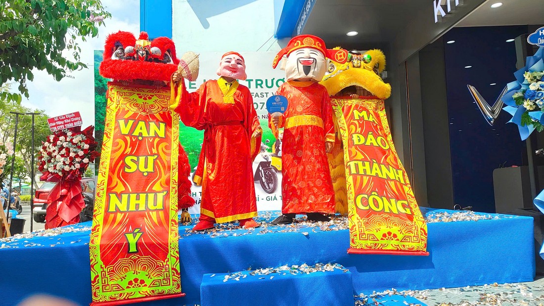 Múa lân khai trương VinFast Vin City Thảo Điền
