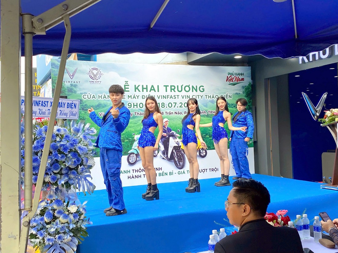 Nhóm nhảy trình diễn tại lễ khai trương VinFast