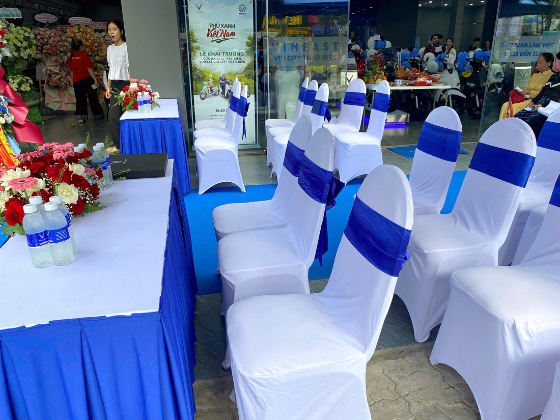 Bàn ghế khách mời tại lễ khai trương Vinfast Vin City