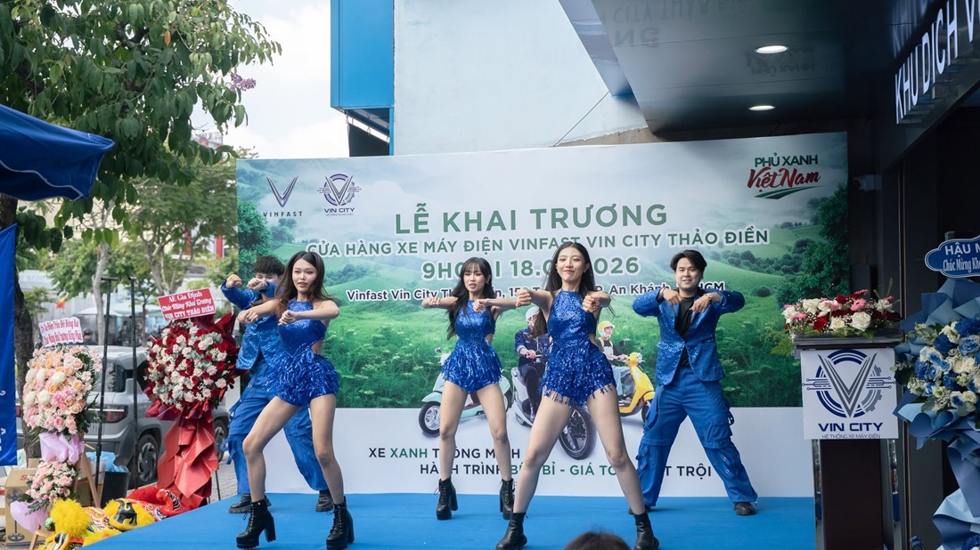 Nhóm nhảy trình diễn tại lễ khai trương VinFast