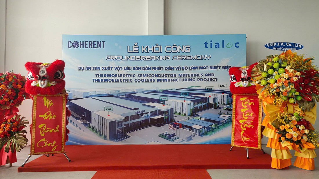 Khu vực backdrop check-in được thiết kế nổi bật với nhận diện thương hiệu Coherent và Tialoc