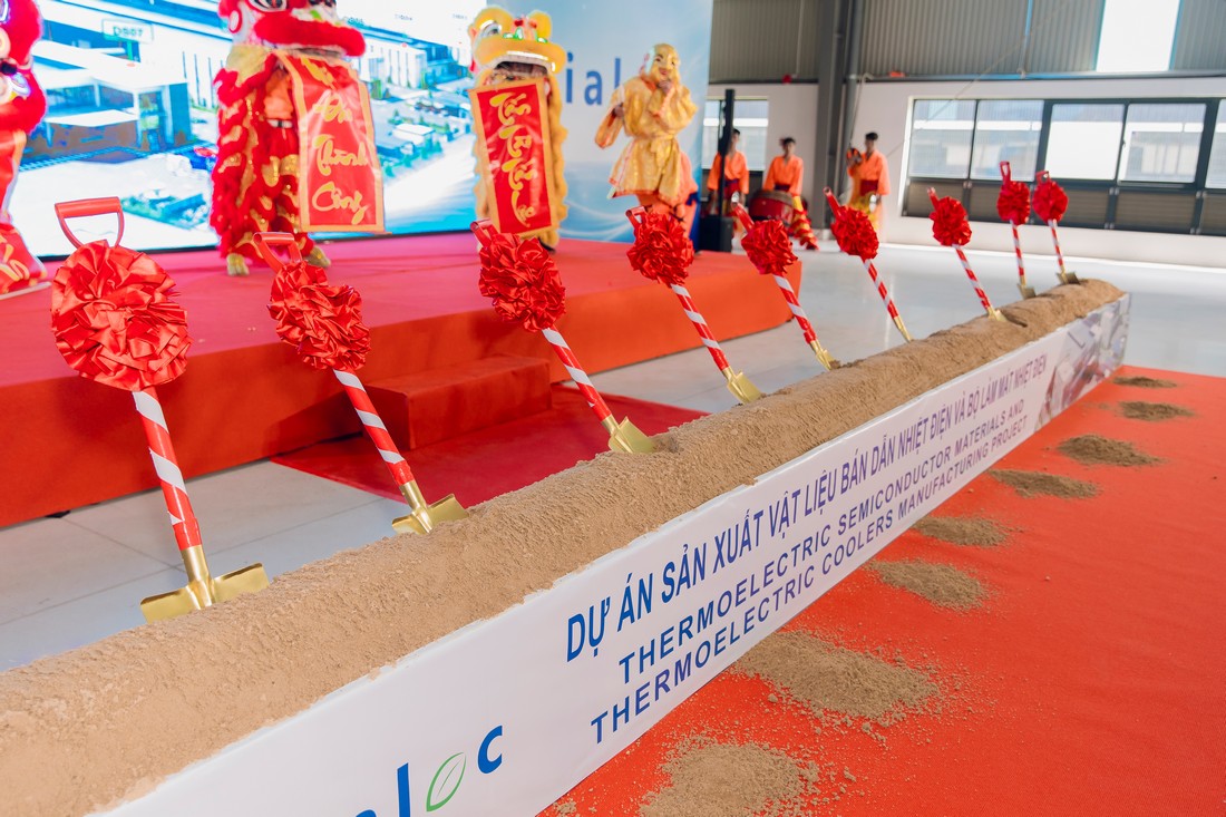Khu vực xúc cát được chuẩn bị chỉn chu cho nghi thức khởi công