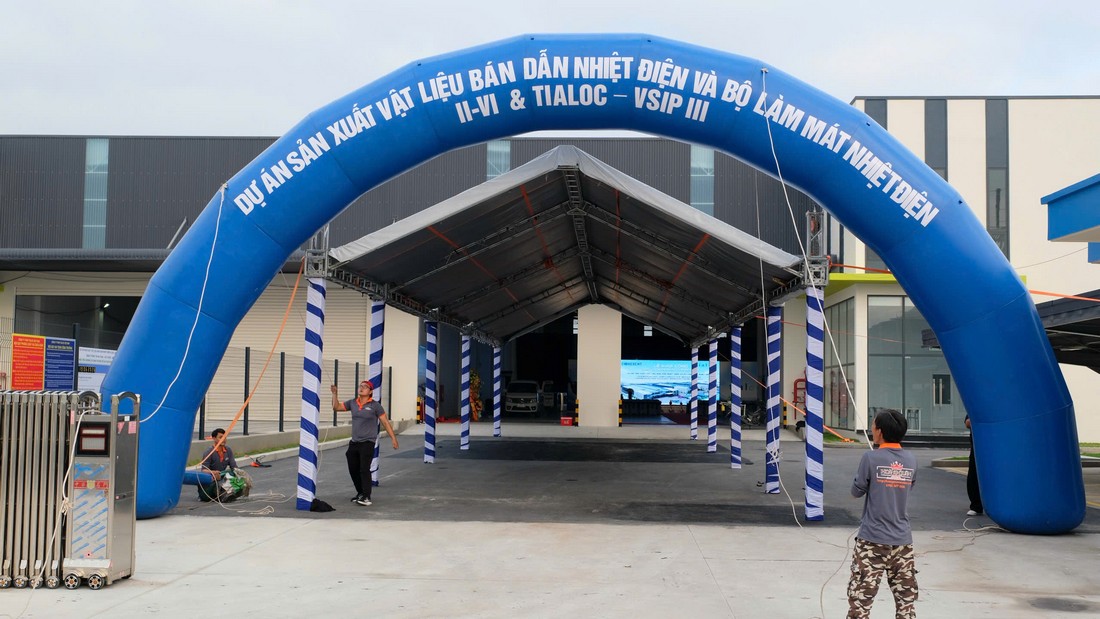 Cổng hơi và nhà bạt được hoàn thiện trước giờ đón khách
