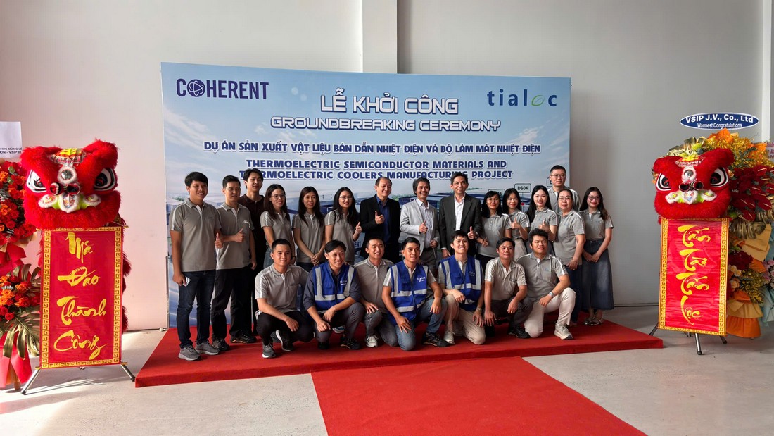 Đội ngũ nhân viên check-in tại backdrop lễ khởi công