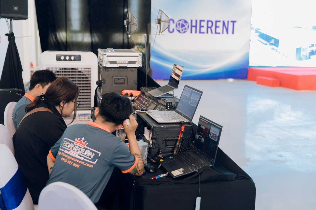 Đội ngũ vận hành theo dõi chương trình từ khu vực điều khiển