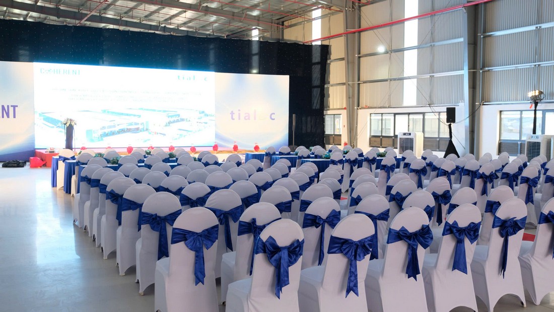 Không gian đại biểu được sắp xếp đồng bộ với ghế phủ áo trắng, nơ xanh.