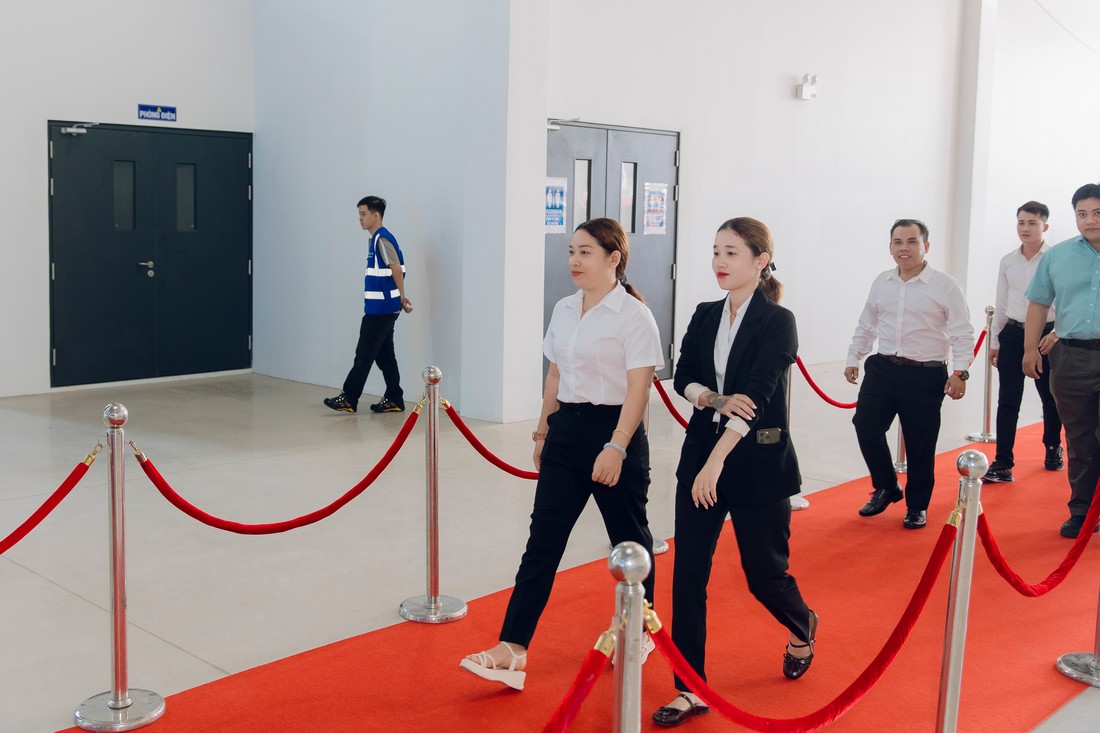 Đội ngũ điều phối hướng dẫn khách mời di chuyển