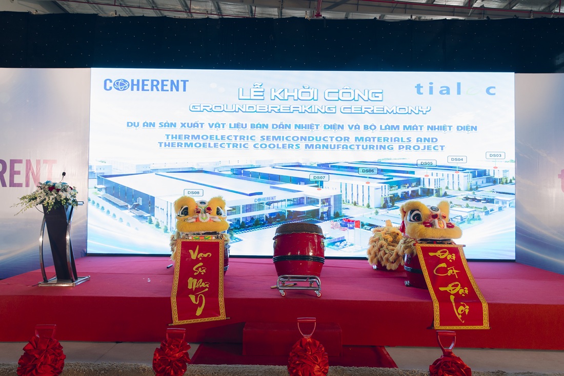 Màn hình LED và bục xúc cát tạo điểm nhấn cho không gian lễ khởi công