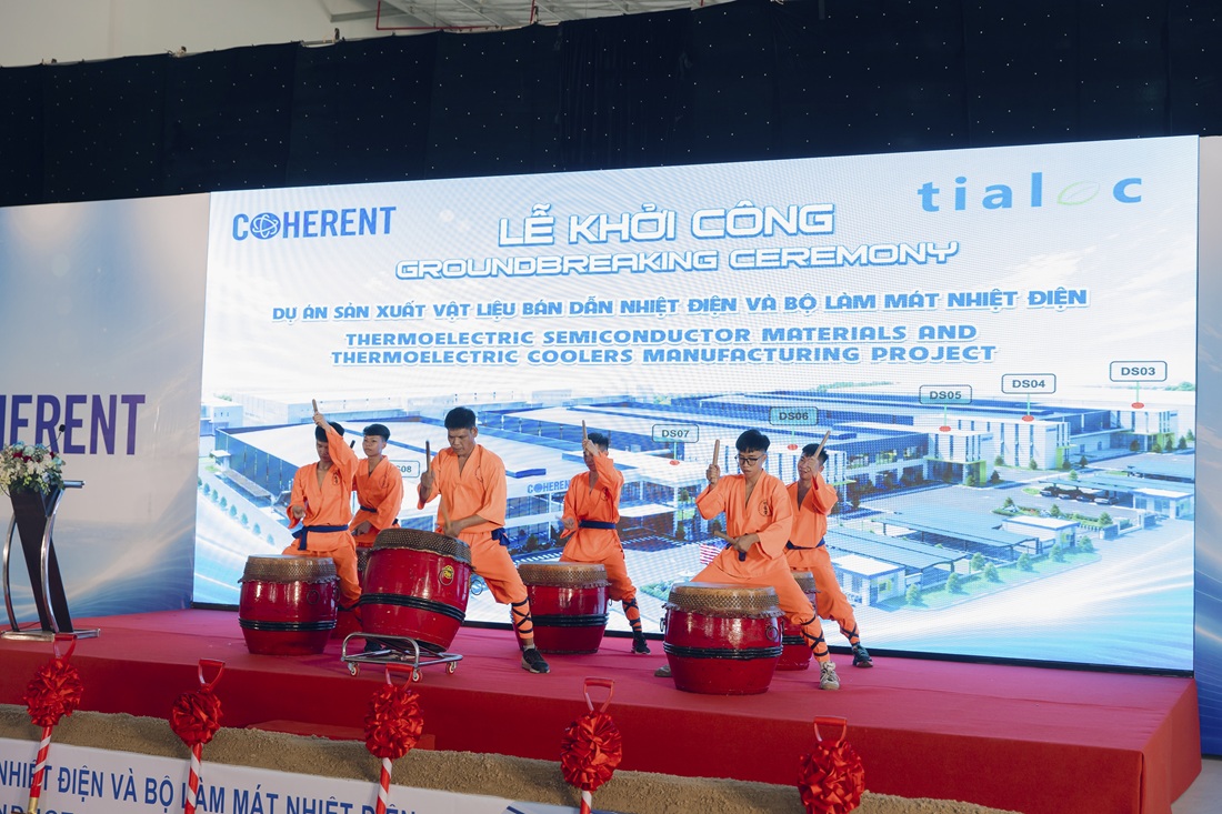 Tiết mục múa lân trống hội mở đầu sự kiện