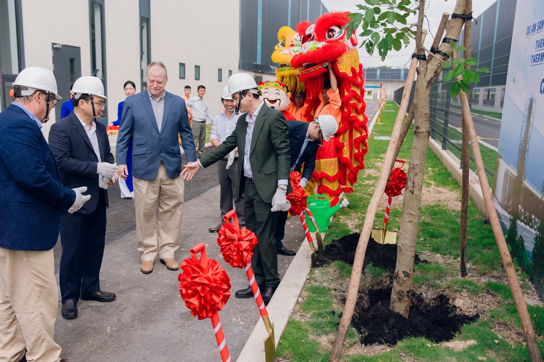 Đại diện doanh nghiệp thực hiện nghi thức trồng cây lưu niệm