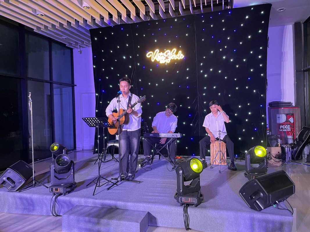 Các nghệ sĩ biểu diễn acoustic tại chương trình