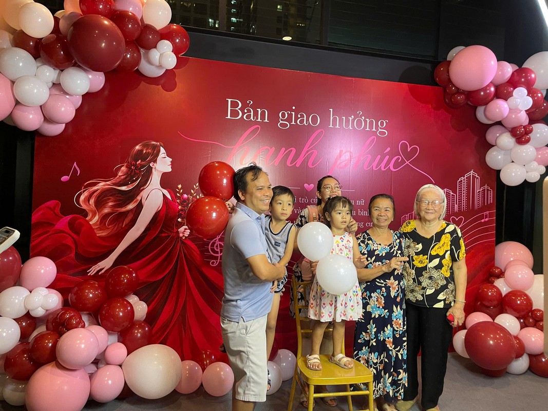 Gia đình nhiều thế hệ chụp hình tại backdrop