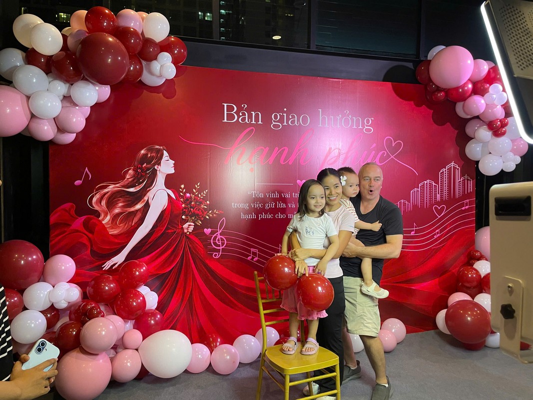 Các khách mời lưu giữ khoảnh khắc tại backdrop