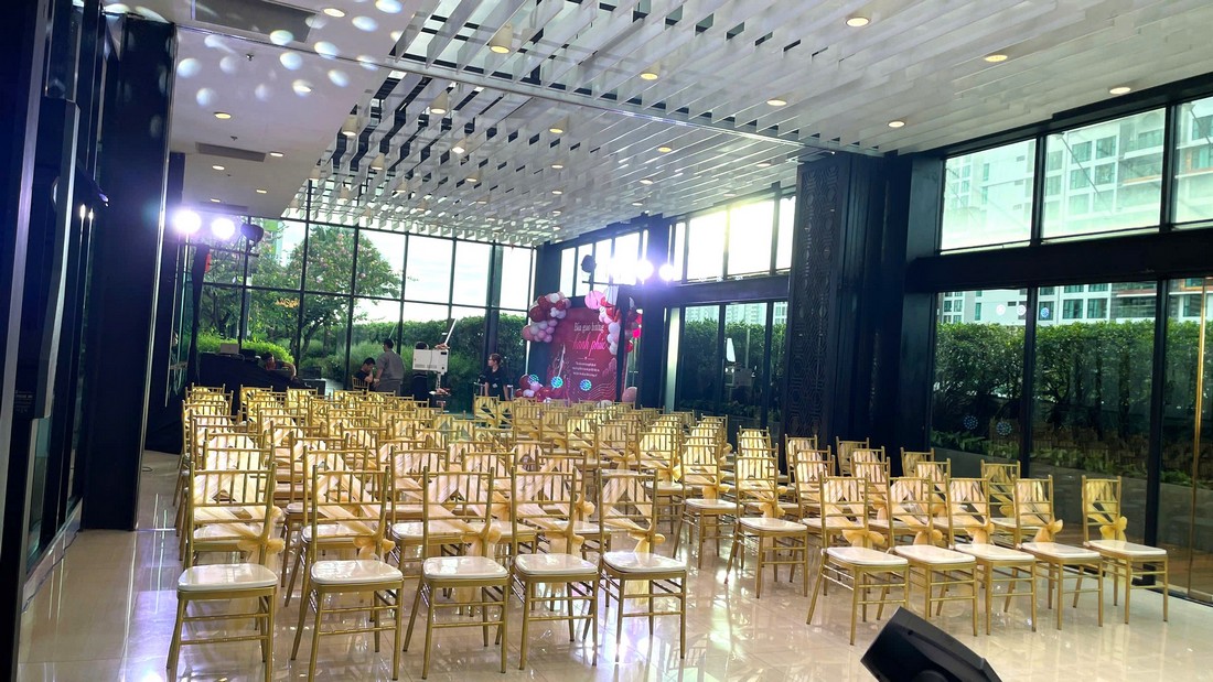 Phân chia bố trí khu vực chụp hình backdrop và khu vực ngồi nghe acoustic