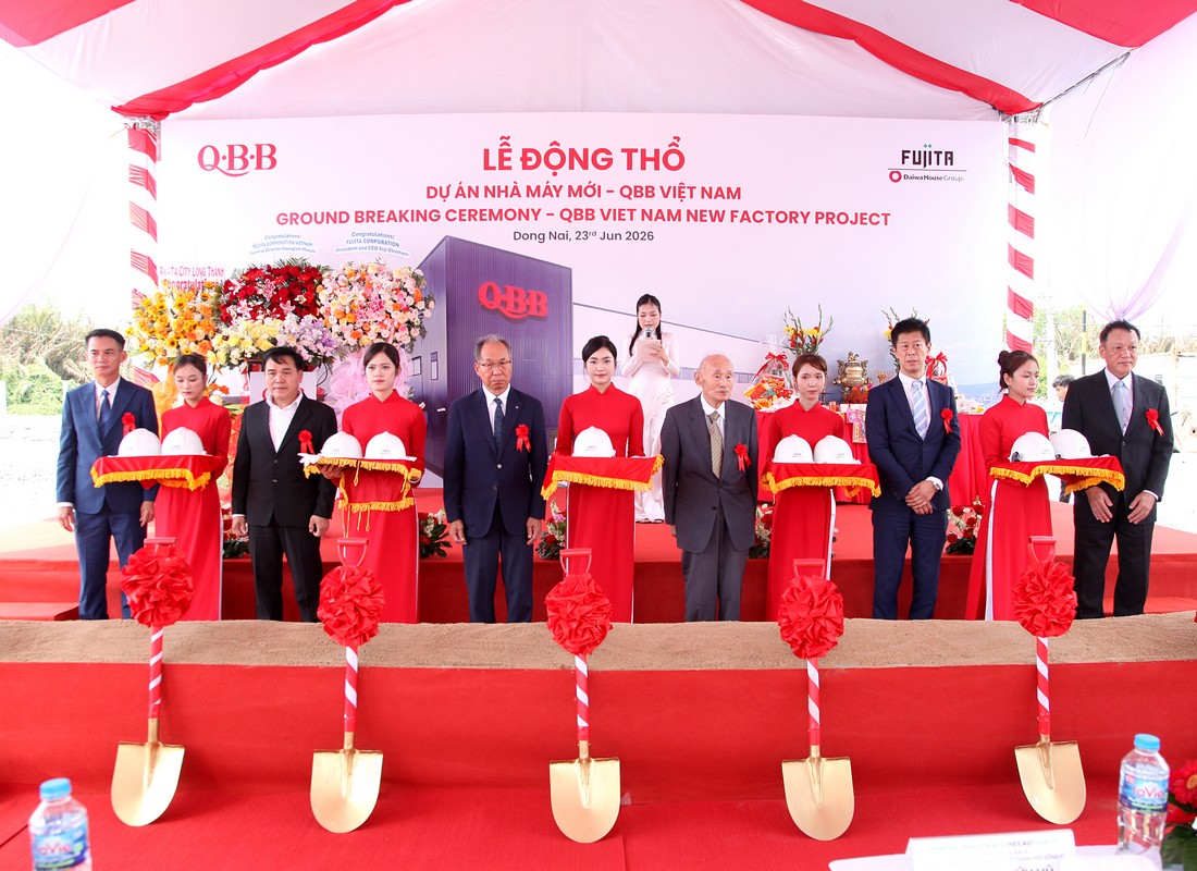 Đội ngũ PG mặc áo dài đỏ đứng trên sân khấu lễ động thổ QBB Việt Nam.