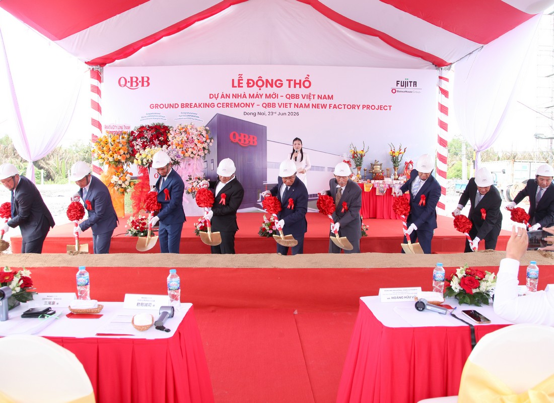Các đại biểu đội mũ bảo hộ cùng thực hiện nghi thức xúc cát tại lễ động thổ QBB Việt Nam.