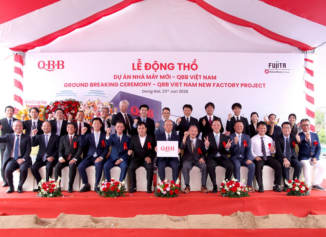 Các đại biểu và khách mời chụp ảnh tập thể trước backdrop lễ động thổ nhà máy mới QBB Việt Nam.