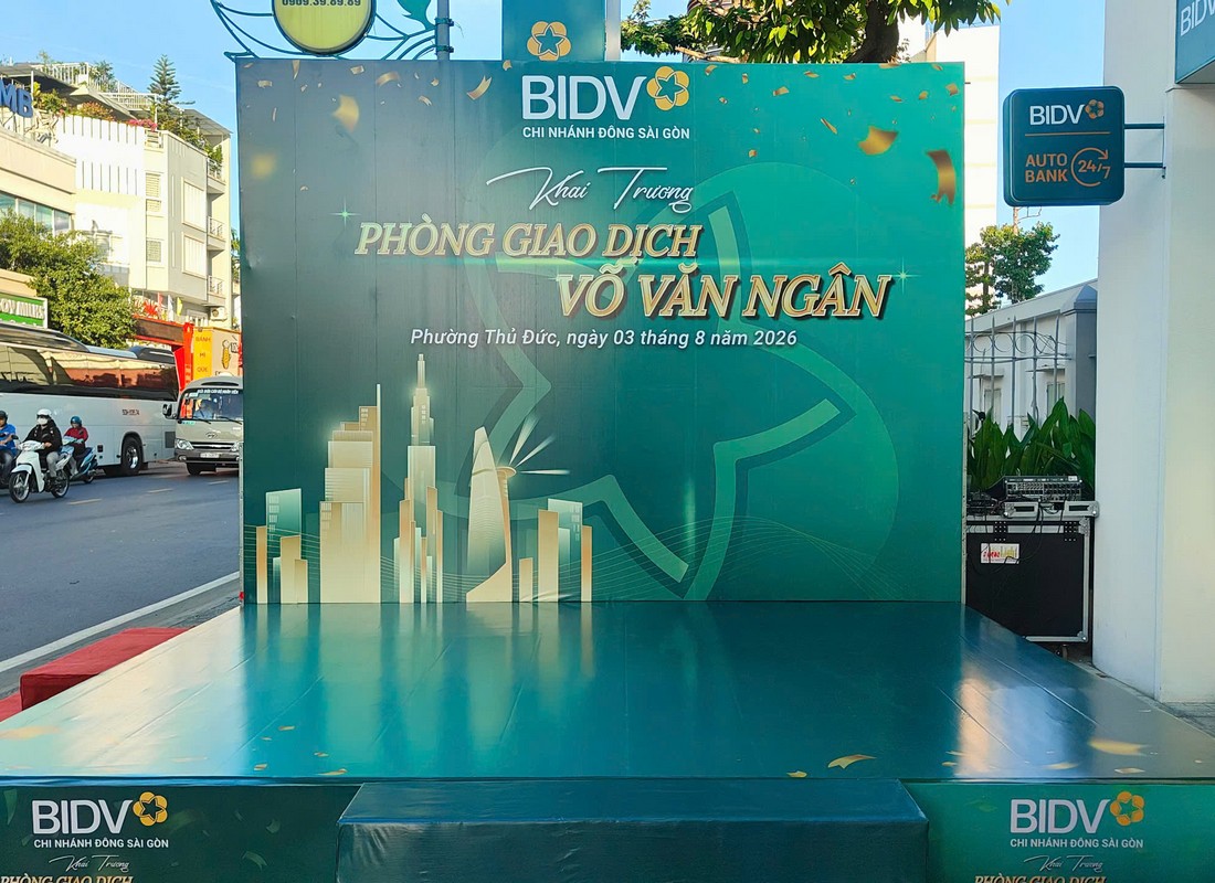 Backdrop sân khấu và loa đặt bên cạnh tại khai trương BIDV PGD Võ Văn Ngân.