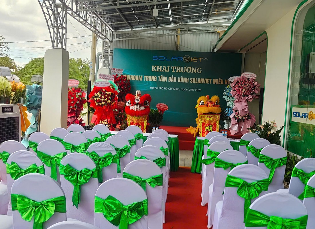 Ghế trắng nơ xanh hướng về sân khấu khai trương showroom và trung tâm bảo hành SolarViet miền Nam.