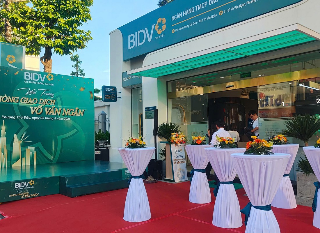 Sân khấu, bàn cocktail và thảm đỏ tại lễ khai trương BIDV Phòng giao dịch Võ Văn Ngân.