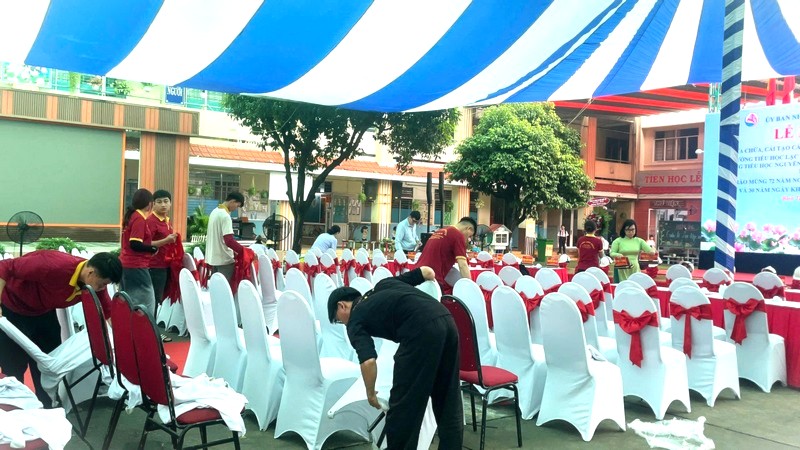 Công tác chuẩn bị setup bàn ghế cho lễ khởi công