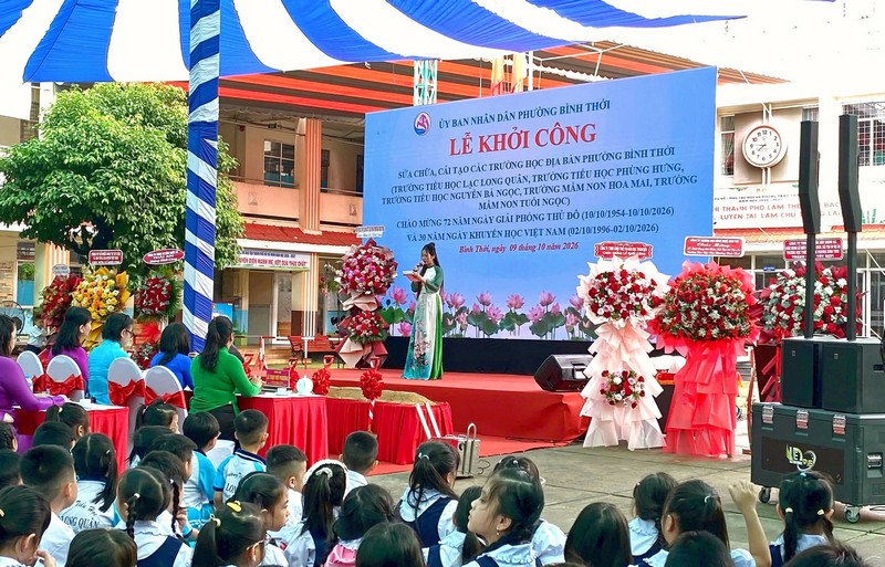 MC dẫn chương trình tại buổi lễ khởi công