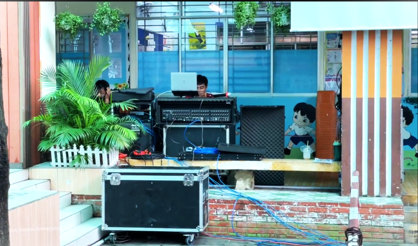 Khu setup bộ điều khiên âm thanh lễ khởi công