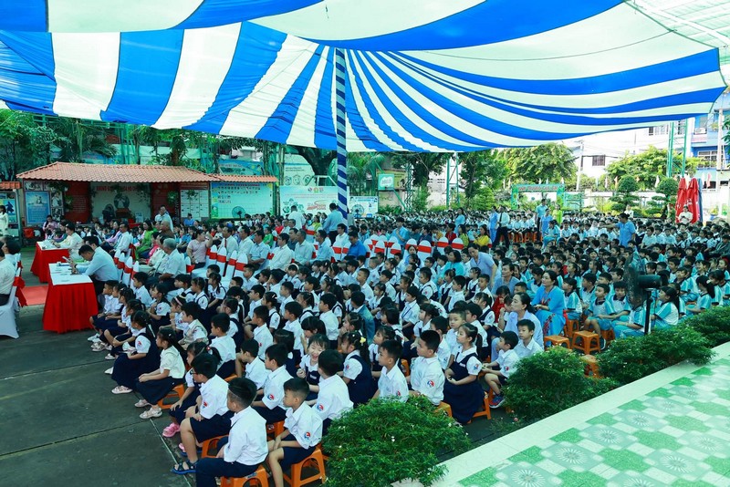 Toàn cảnh bạt xanh trắng che chắn trong lễ khởi công