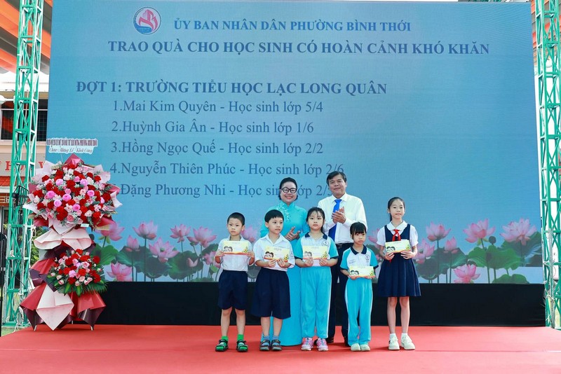 Những phần quà cho các bé giúp buổi lễ trở trên ý nghĩ hơn