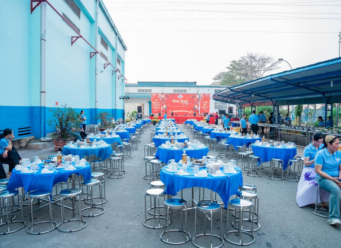 Các dãy bàn tiệc phủ xanh hướng về sân khấu Year End Party APT.