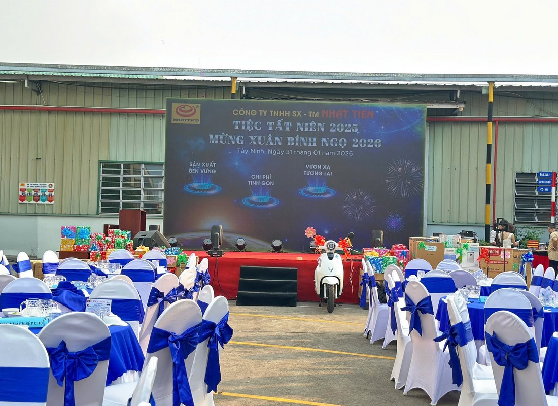 Màn hình LED hiển thị nội dung tiệc tất niên Nhật Tiến và mừng xuân Bính Ngọ 2026.