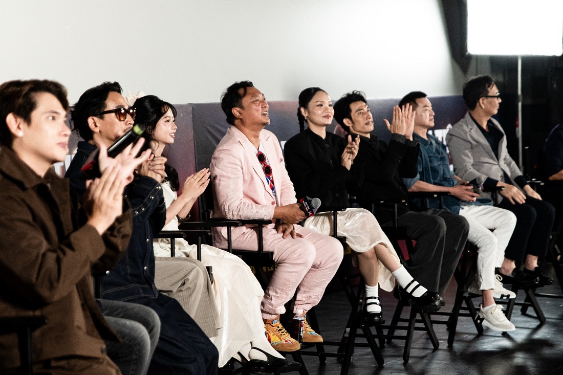 Không gian rạp chiếu mang lại cảm giác ấm cúng và tập trung hoàn toàn vào câu chuyện của các nghệ sĩ