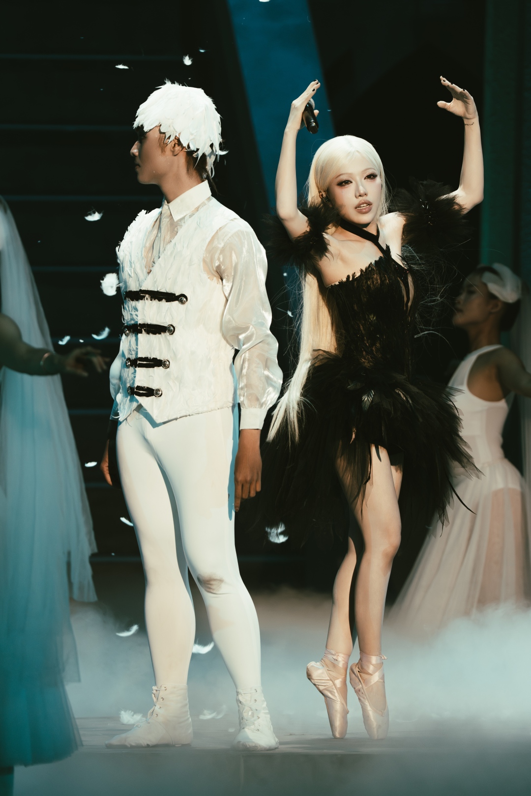 Phùng Khánh Linh tại concert "Giữa Một Vạn Tour"