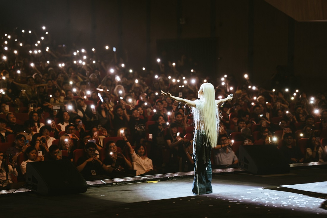 Phùng Khánh Linh tại concert "Giữa Một Vạn Tour"