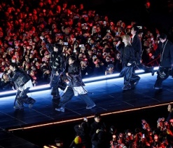 SÂN KHẤU TRỞ LẠI CỰC ẤN TƯỢNG CỦA BTS TẠI QUẢNG TRƯỜNG GWANGHWAMUN